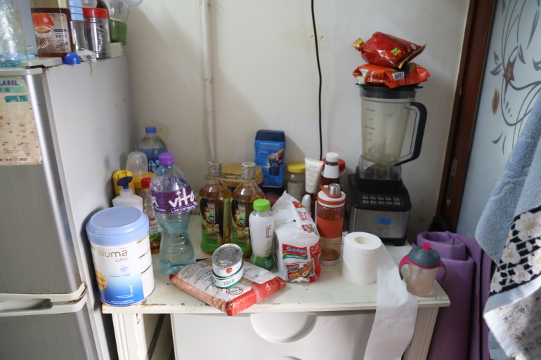 O bucătărie într-un apartament mic din Hong Kong