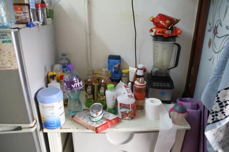 O bucătărie într-un apartament mic din Hong Kong