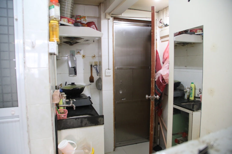 O bucătărie într-un apartament mic din Hong Kong