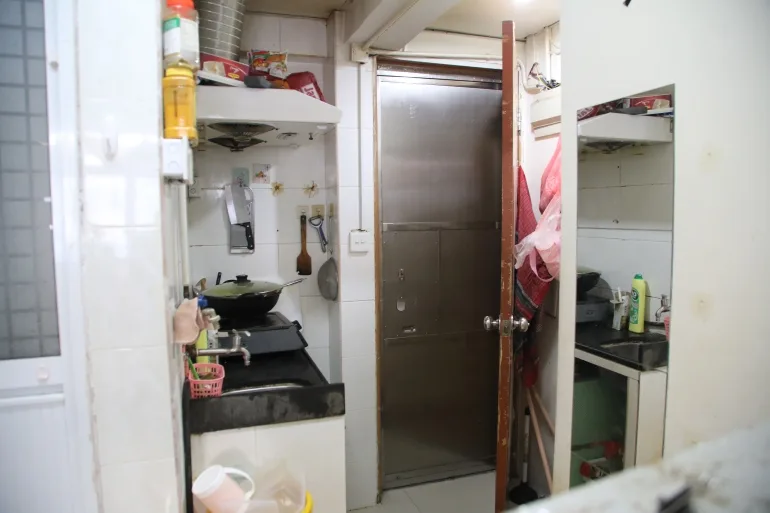 O bucătărie într-un apartament mic din Hong Kong