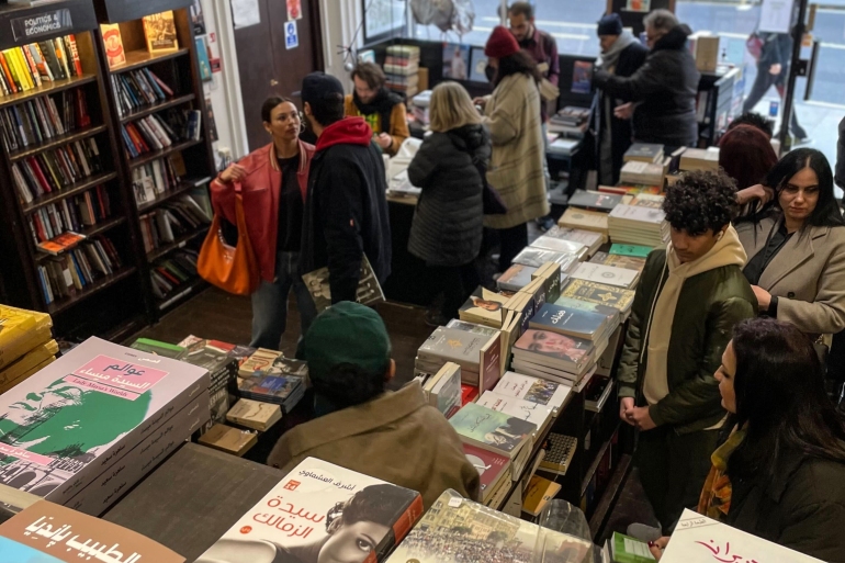 Clienții din Al Saqi Books în timpul vânzării de închidere