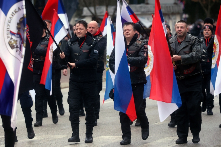 Membrii locali ai clubului de motociclete Russian Night Wolves marșează în timpul unei parade care marchează cea de-a 31-a aniversare a Republicii Srpska în Istocno Sarajevo, Bosnia, luni, 9 ianuarie 2023. Mii de oameni fluturând steaguri s-au adunat la periferia orașului Saraievo pentru a sărbători un partid scos în afara legii asociat cu brutalul război interetnic al țării din anii 1990 și participând la o paradă în stil militar organizată cu această ocazie și folosită de liderul separatist sârb bosniac, Milorad Dodik, pentru a-și arăta loialitatea față de Rusia.  (AP Photo/Armin Durgut)