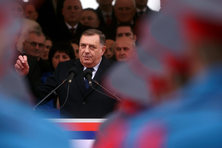 Liderul sârb bosniac Milorad Dodik vorbește în timpul unei parade care marchează cea de-a 31-a aniversare a Republicii Srpska la Istocno Sarajevo, Bosnia, luni, 9 ianuarie 2023. Mii de oameni fluturând steaguri s-au adunat la periferia orașului Saraievo pentru a sărbători o sărbătoare interzisă asociată cu războiul interetnic brutal al țării din anii 1990 și participarea la o paradă în stil militar organizată cu această ocazie și folosită de liderul separatist sârb bosniac, Milorad Dodik, pentru a-și arăta loialitatea față de Rusia.  (AP Photo/Armin Durgut)