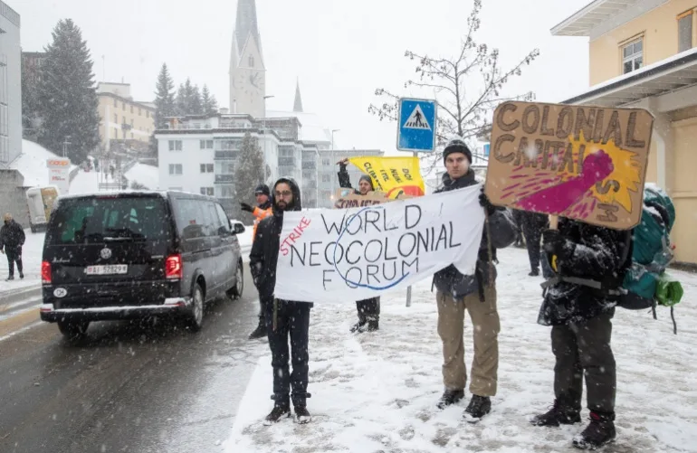 Activiștii pentru climă protestează înaintea Forumului Economic Mondial (WEF) 2023 în stațiunea alpină Davos, Elveția, 15 ianuarie 2023. REUTERS/Arnd Wiegmann