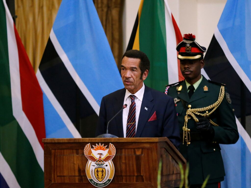 Fostul lider din Botswana Khama cere instanței să anuleze mandatul