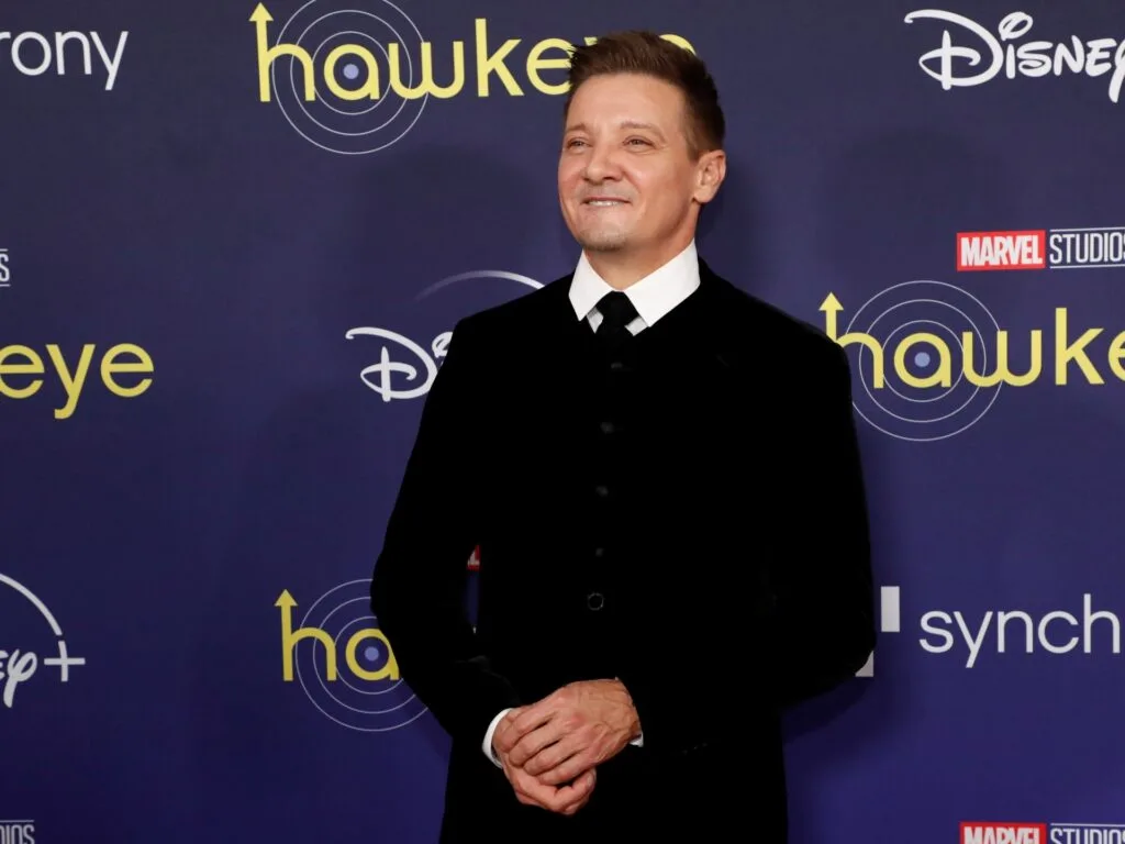 Actorul Jeremy Renner „critic, dar stabil” după accidentul cu plugul