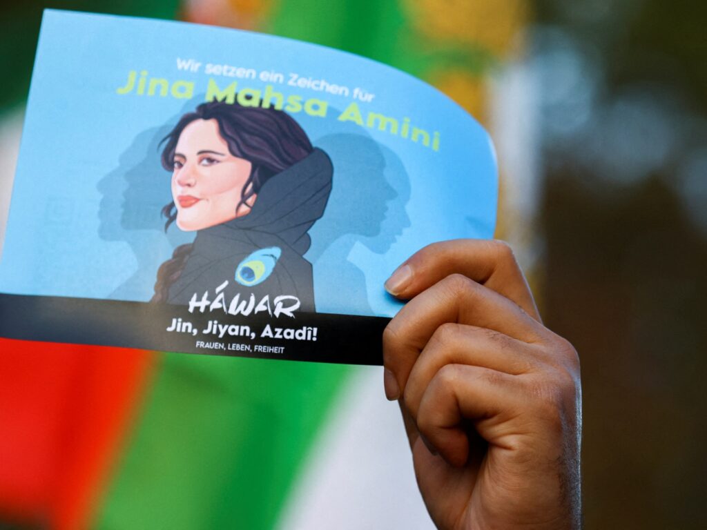 Iranienii protestează în fața închisorii Karaj, în timp ce mai