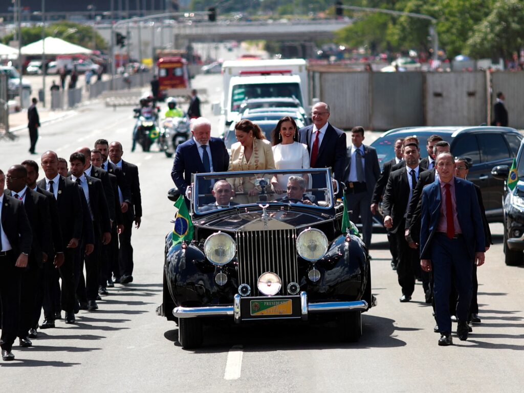 Foto: Mulțimi uriașe se adună pentru ceremonia de depunere a