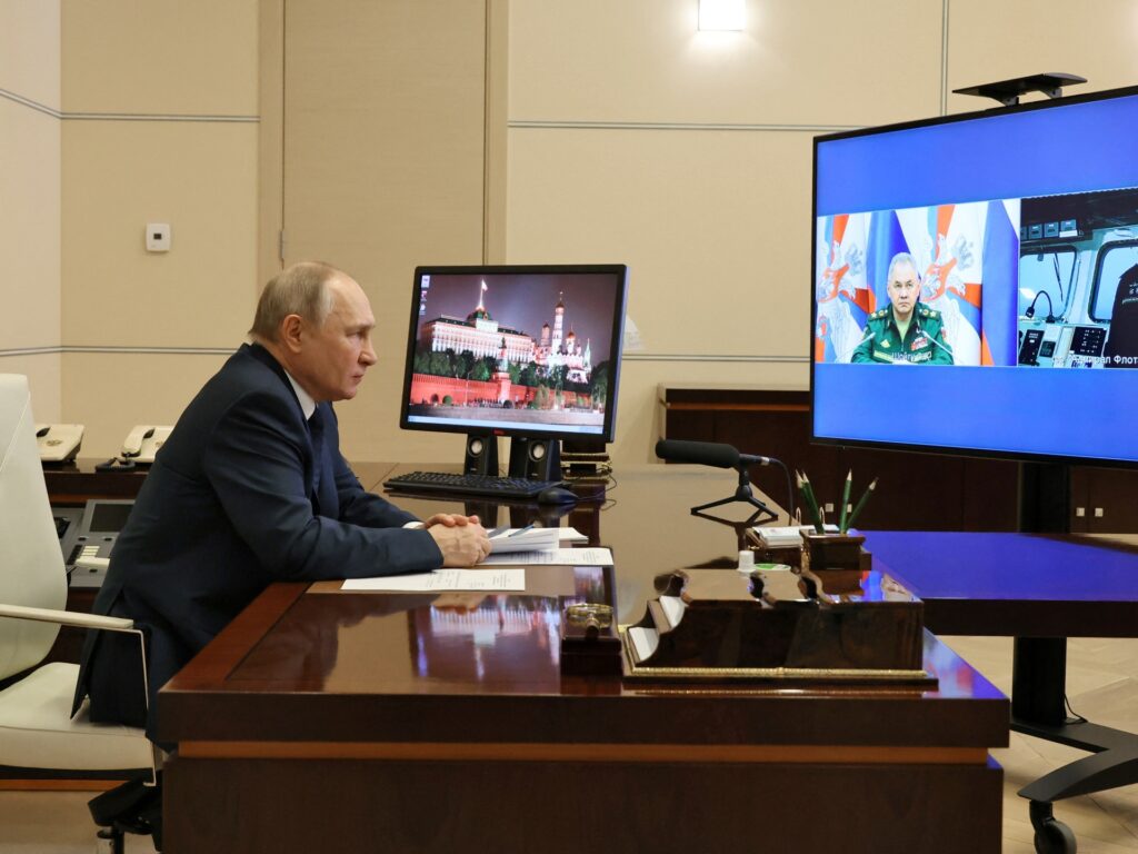 Putin pune în serviciu o navă de război înarmată cu