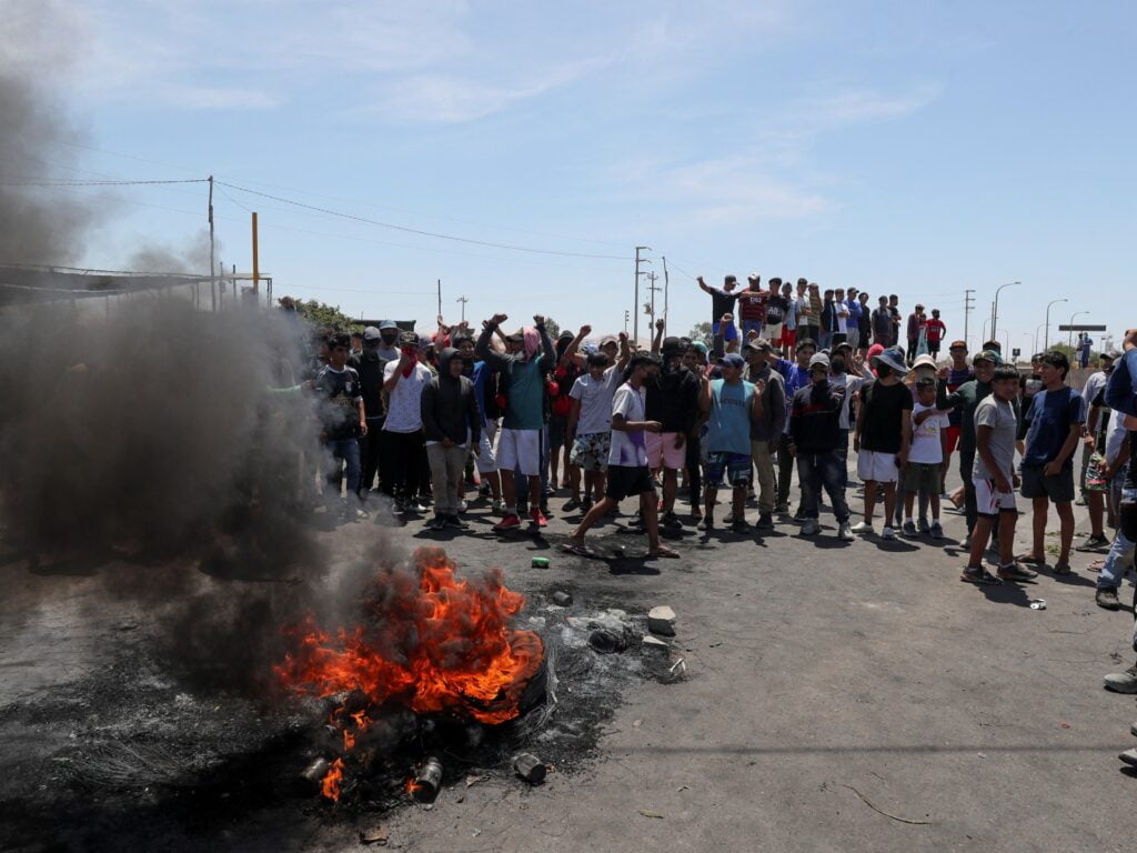 Protestatarii antiguvernamentali din Peru se ciocnesc cu poliția în Puno