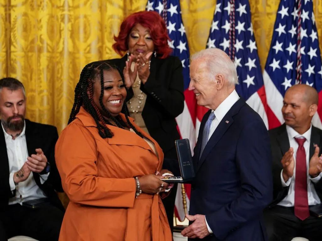 Biden acordă medalii ofițerilor Capitoliului SUA la aniversarea de 6