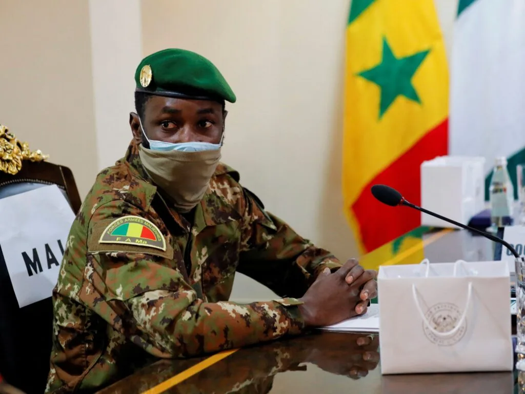Liderul militar din Mali, Goita, grațiează 49 de soldați din
