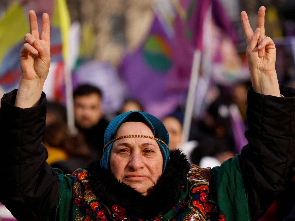 Mii de persoane marșează la Paris pentru a protesta împotriva