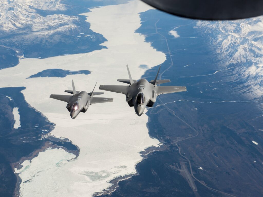 Canada finalizează acordul pentru achiziționarea a zeci de avioane de