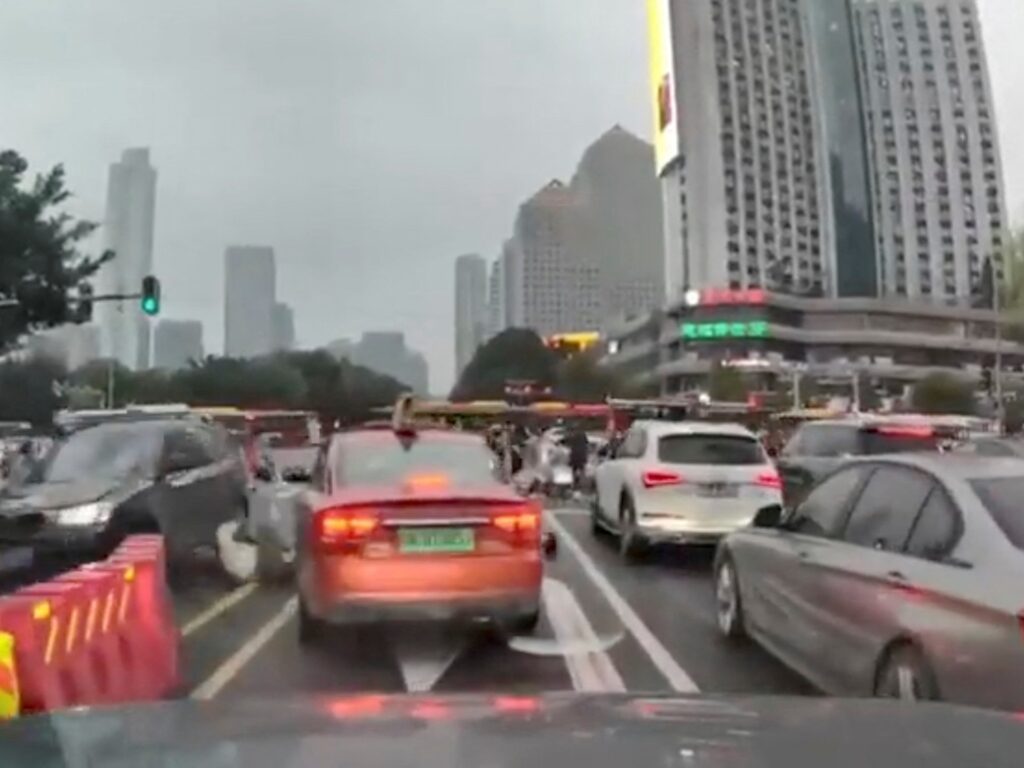 Cinci morți în China după ce o mașină s-a izbit