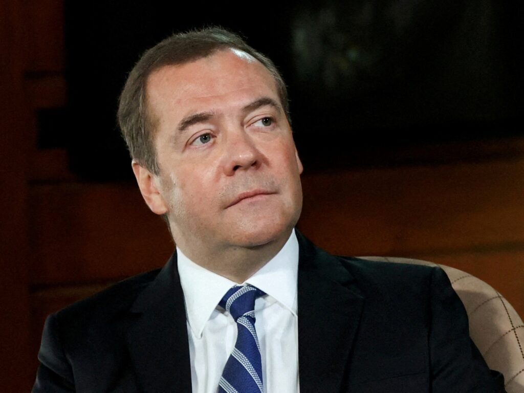 Rusul Medvedev spune că premierul japonez ar trebui să se