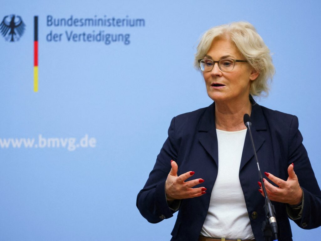 Ministrul german al Apărării demisionează după luni de critici |
