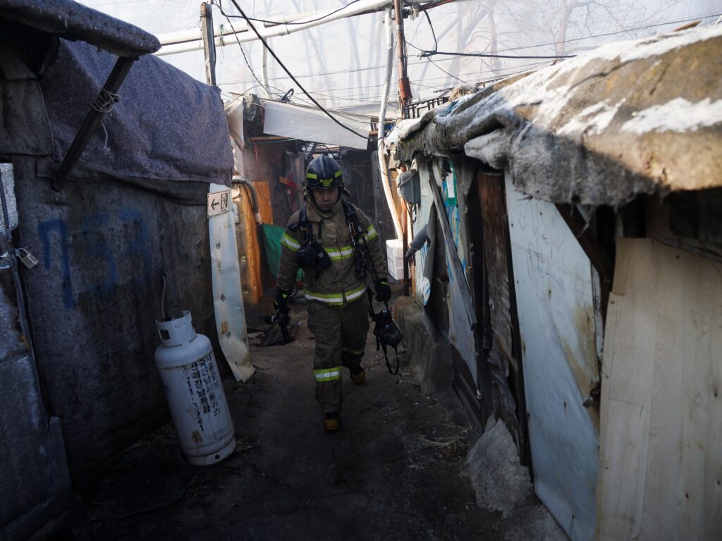 Aproximativ 500 de persoane au fost evacuate în timp ce