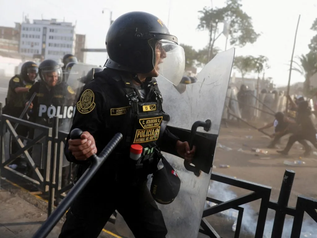 Poliția din Peru se confruntă cu protestatari, în timp ce