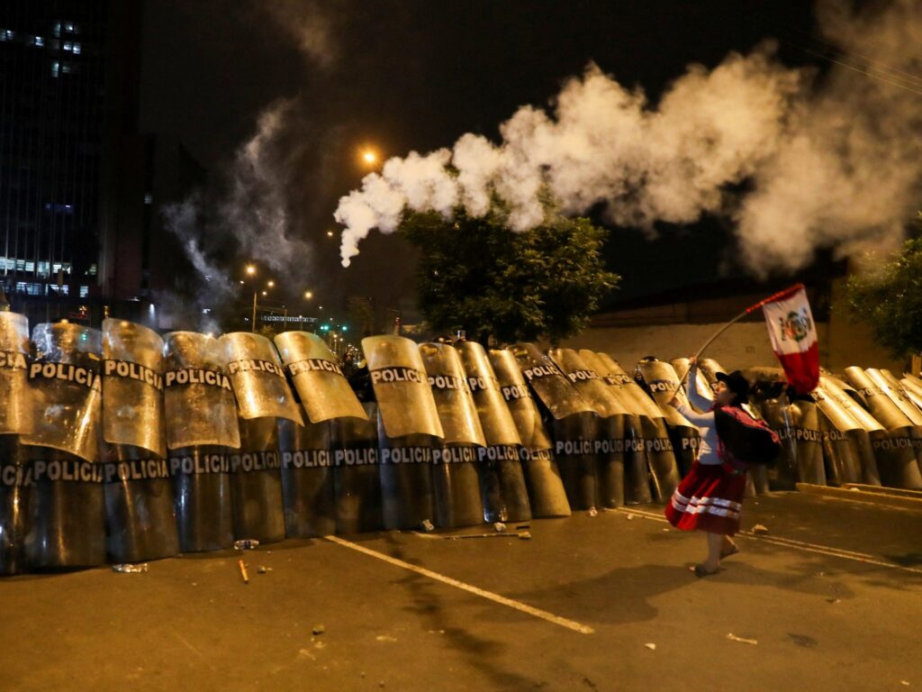 Zeci de răniți în timp ce protestele mortale continuă în