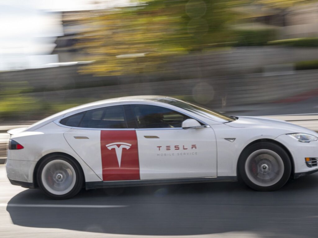 Tesla reduce prețurile pentru a doua oară în China, pe