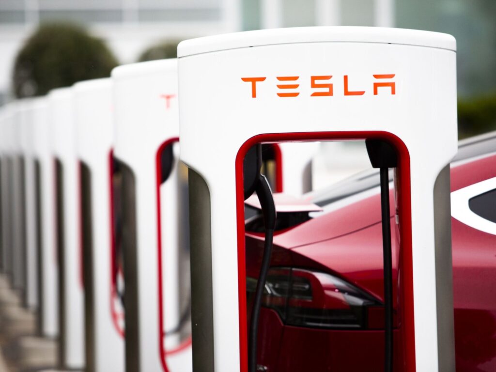 Acțiunile Tesla scad cu 13% din cauza temerilor de creștere