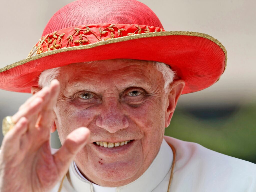 Trupul Papei Benedict al XVI-lea zace în stare în Bazilica