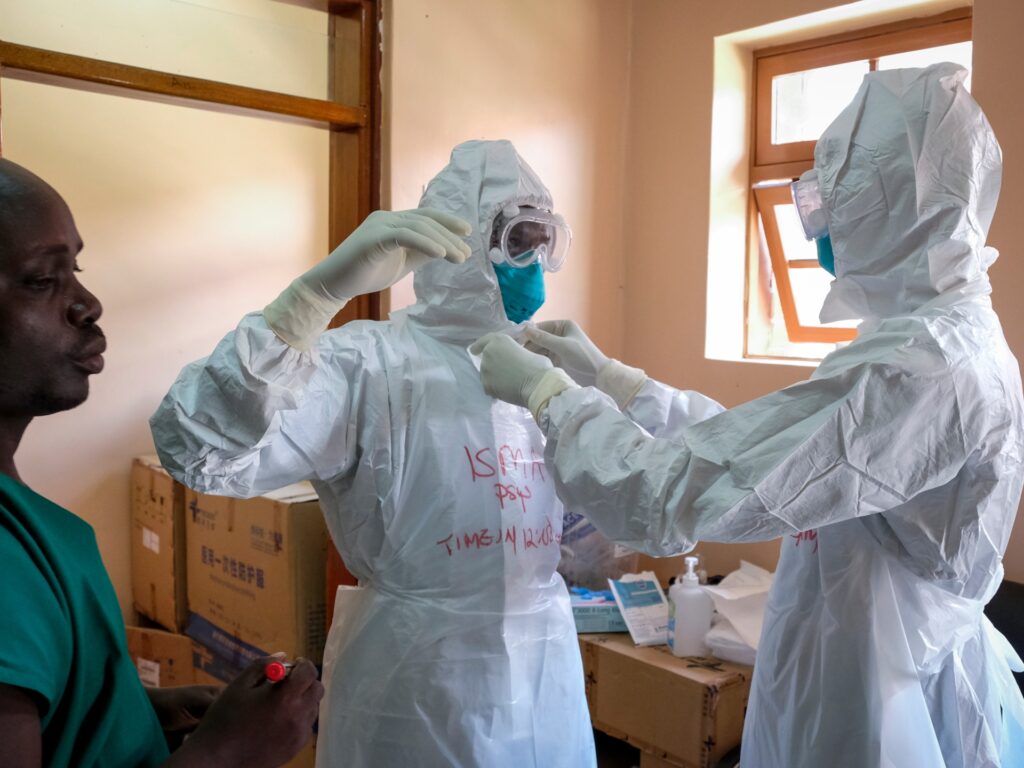Focarul de Ebola din Uganda este aproape sub control, spun