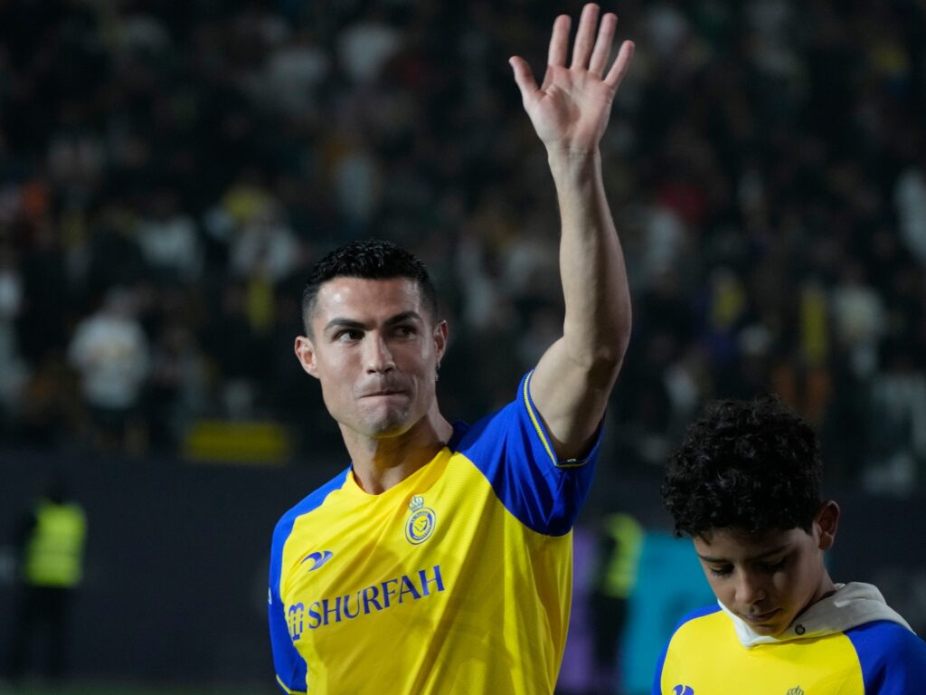 Mii de fani saudiți aplaudă prezentarea lui Ronaldo la Al
