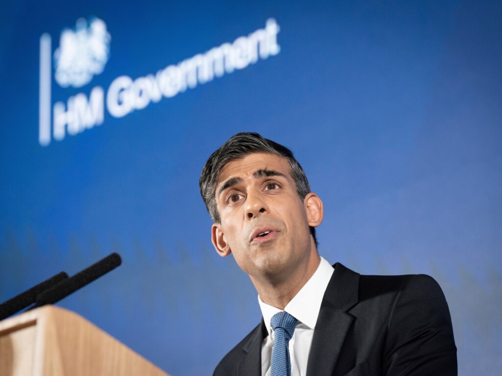 Premierul Marii Britanii se angajează să abordeze inflația și listele