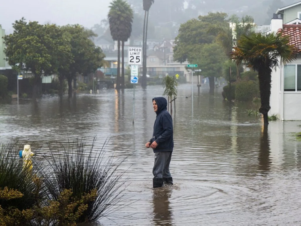 Orașul din California ordonă evacuarea în timp ce SUA se