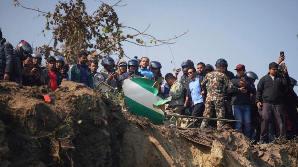Foto: un avion cu 72 de persoane se prăbușește în