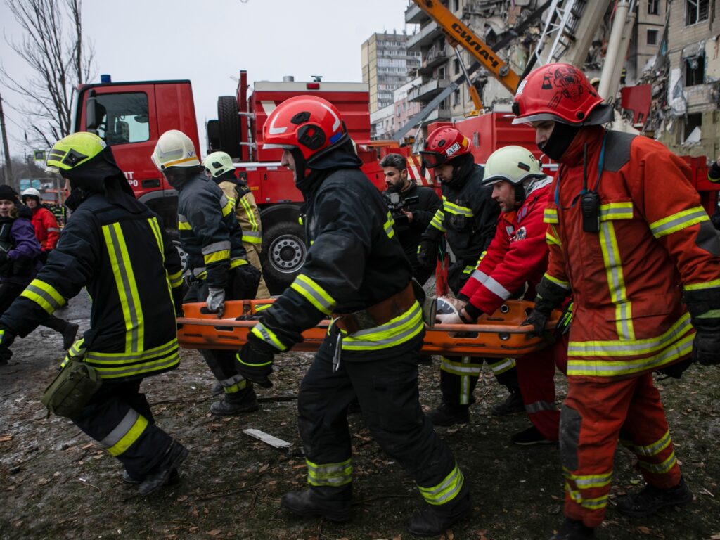 Speranțele de salvare se estompează după atacul rusesc asupra blocului