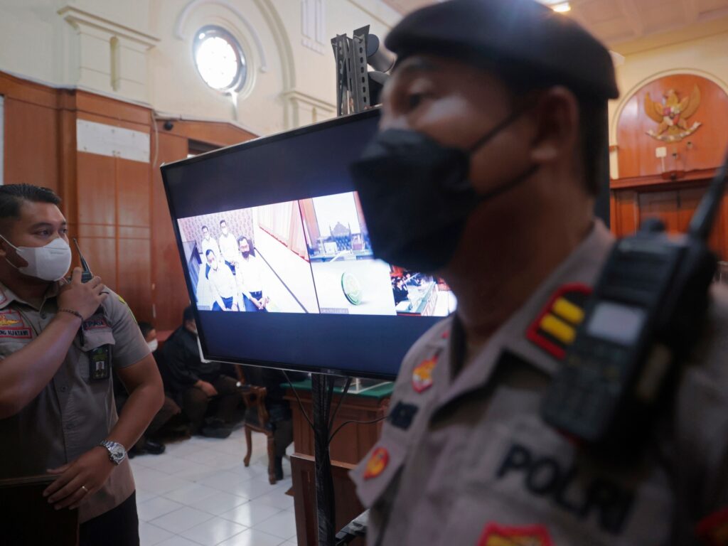 Ofițeri de poliție judecați pentru furtună pe stadion în Indonezia