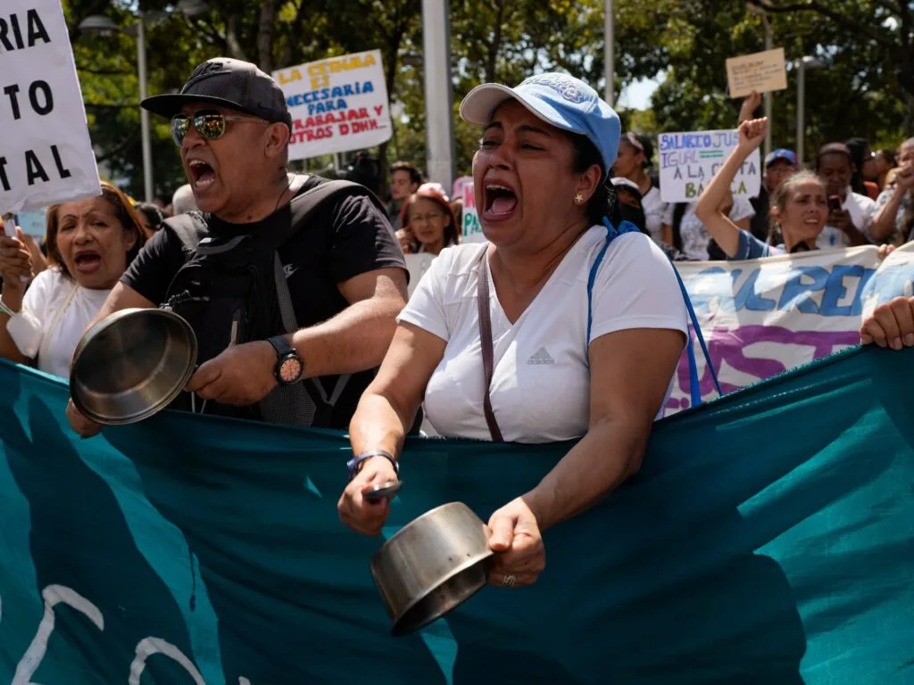 Profesorii venezueleni marșează pentru salarii mai bune pe fondul creșterii