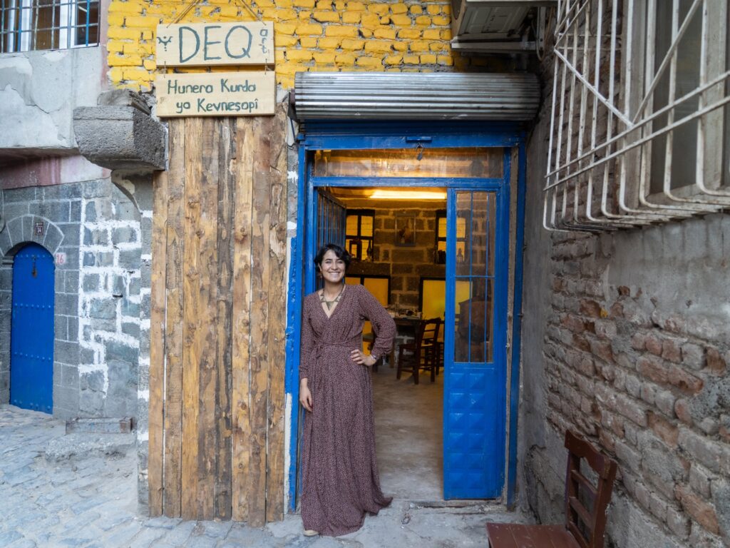 Deq: Artistul de tatuaj care păstrează cerneala unei culturi în