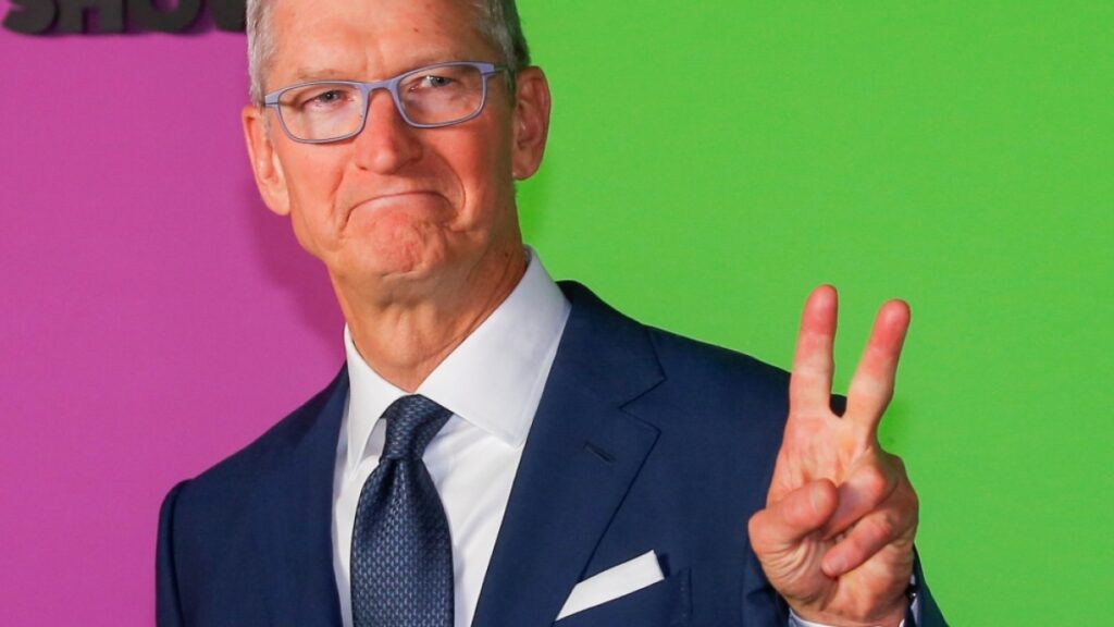 CEO-ul Apple Tim Cook va lua mai mult de 40%