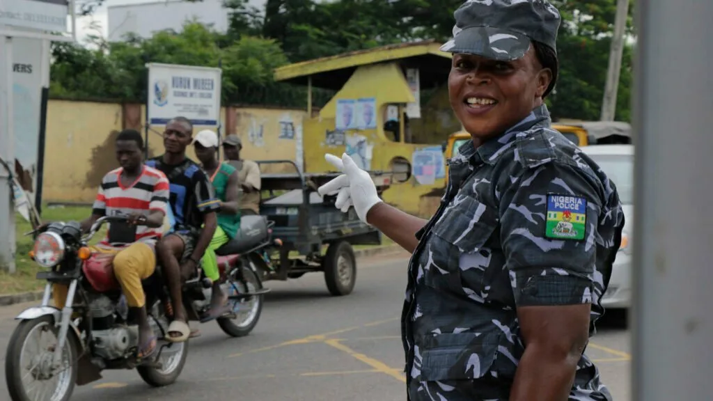 Bucurie în trafic: directorul de trafic dans din Nigeria |