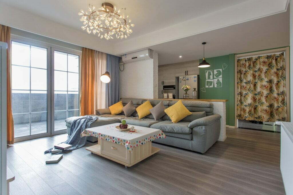 Tendințe actuale în alegerea lustrelor minimalism vs opulenţă