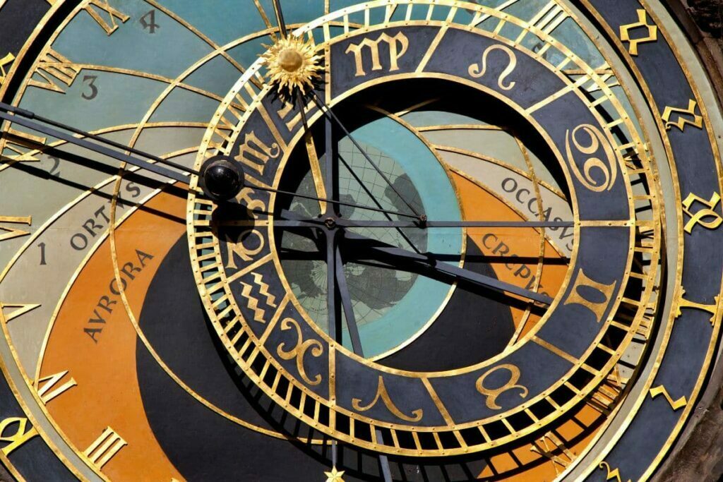 Horoscop octombrie. Află dacă ai noroc la bani și în