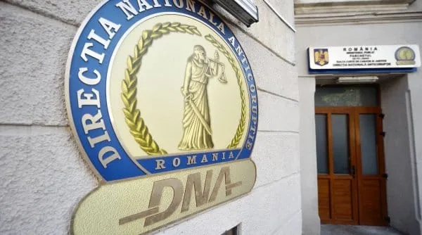 În cadrul DIICOT şi DNA, au loc valuri de descinderi cu dosare, cătușe și controale în România