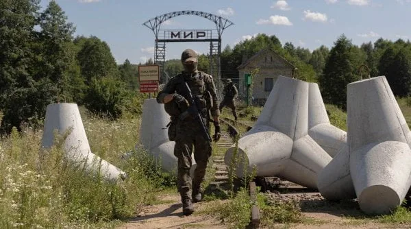 Cum provoacă Belarus, influienţat de Rusia, frontierele NATO?