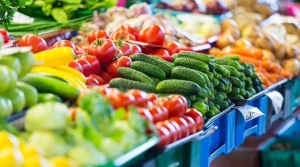 Prețurile medii la unele alimentele de bază au scăzut cu 49%, în august