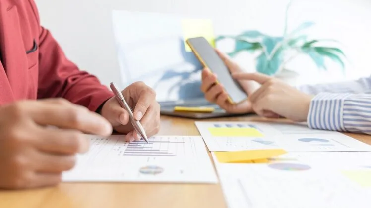 În România, economia îşi va desfăşura activitatea cu frâna de mână trasă