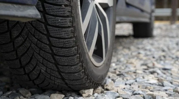 Şoferii pot primii amenzi de sute de lei, chiar dacă au cauciucuri de iarnă