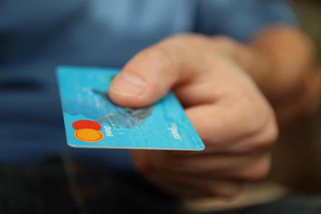 Istoria cardurilor bancare începe în 1949: borne importante din ultimii