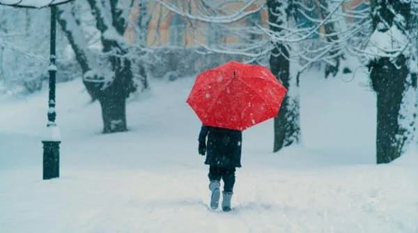 În România, vremea se strică și mai tare, urmează frig, ploi și ninsori