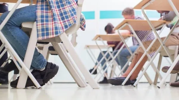 În România, aproape 8.500 de elevi cu medii sub 5 primesc bursă de merit