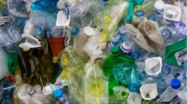 Particulele de microplastic ar putea declanșa formarea norilor și chiar afecta vremea