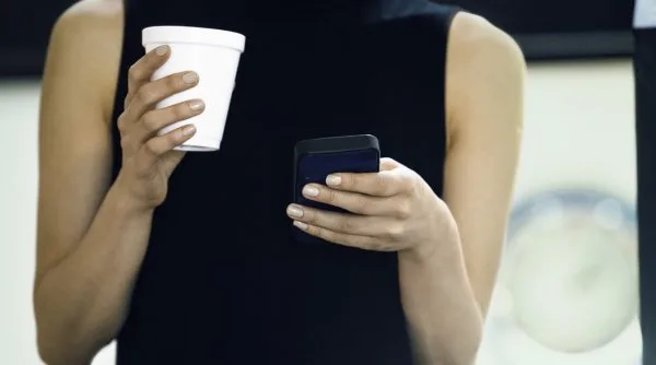 Care este condiţia prin care românii își pot rezilia contractul de telefonie fără penalități?